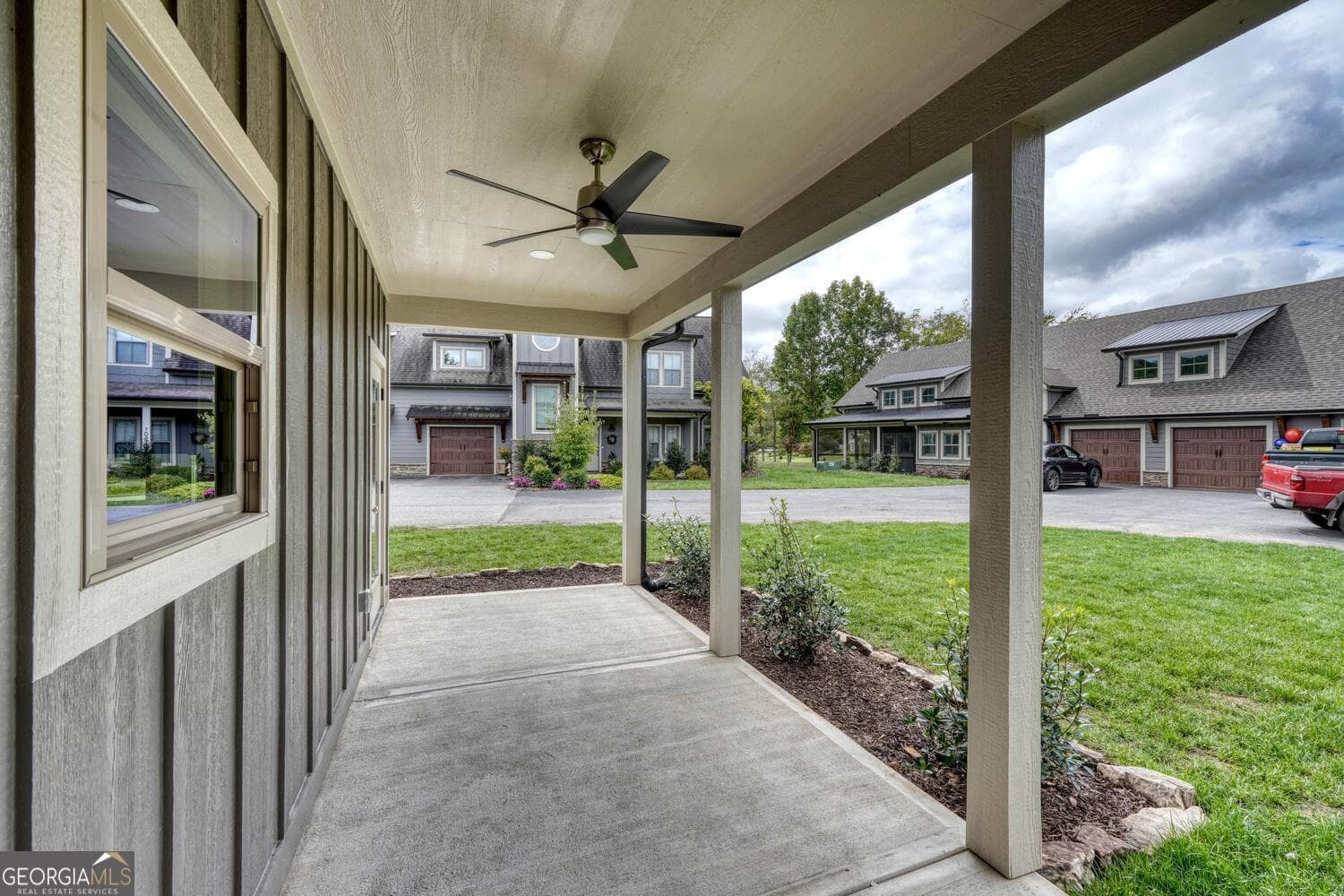 3 bedroom, 2.5 bathroom, 2,050 sq ft townhouse for sale at 98 Brett Way, Hiawassee, GA 30546 — photo 5