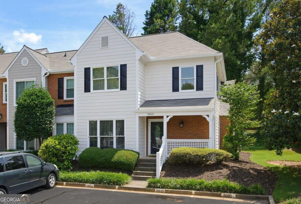 2 bedroom, 2 bathroom, 1,444 sq ft townhouse for sale at 5010 Avalon Drive, Alpharetta, GA 30005 — photo 2