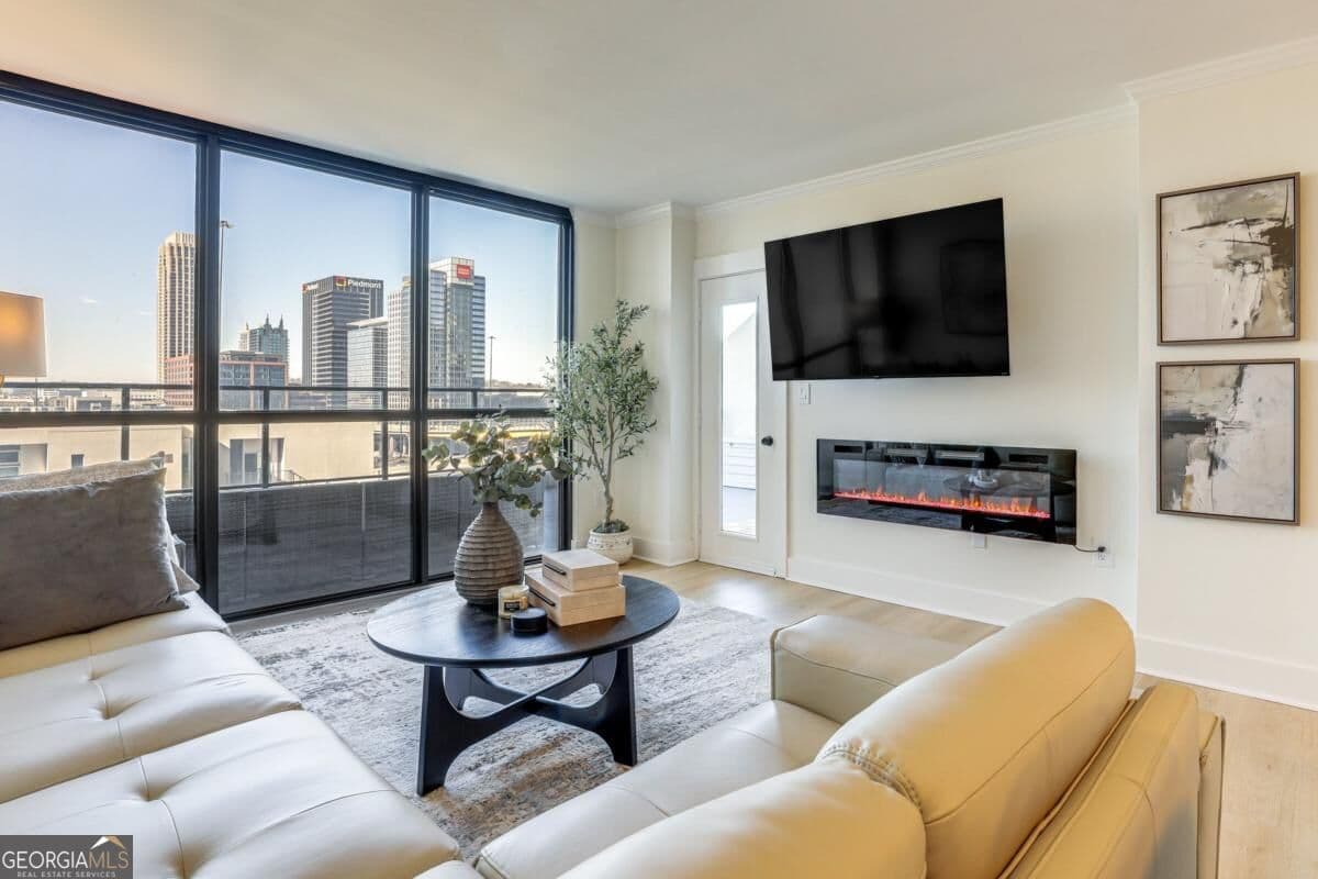 1 bedroom, 1 bathroom, 645 sq ft condominium for sale at 1280 W Peachtree Street 805, Atlanta, GA 30309 — photo 2
