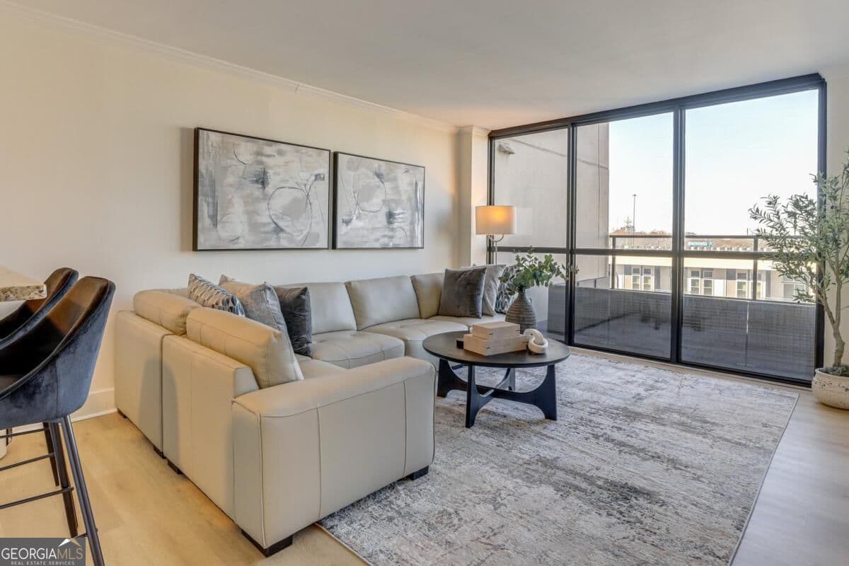 1 bedroom, 1 bathroom, 645 sq ft condominium for sale at 1280 W Peachtree Street 805, Atlanta, GA 30309 — photo 1 of 14