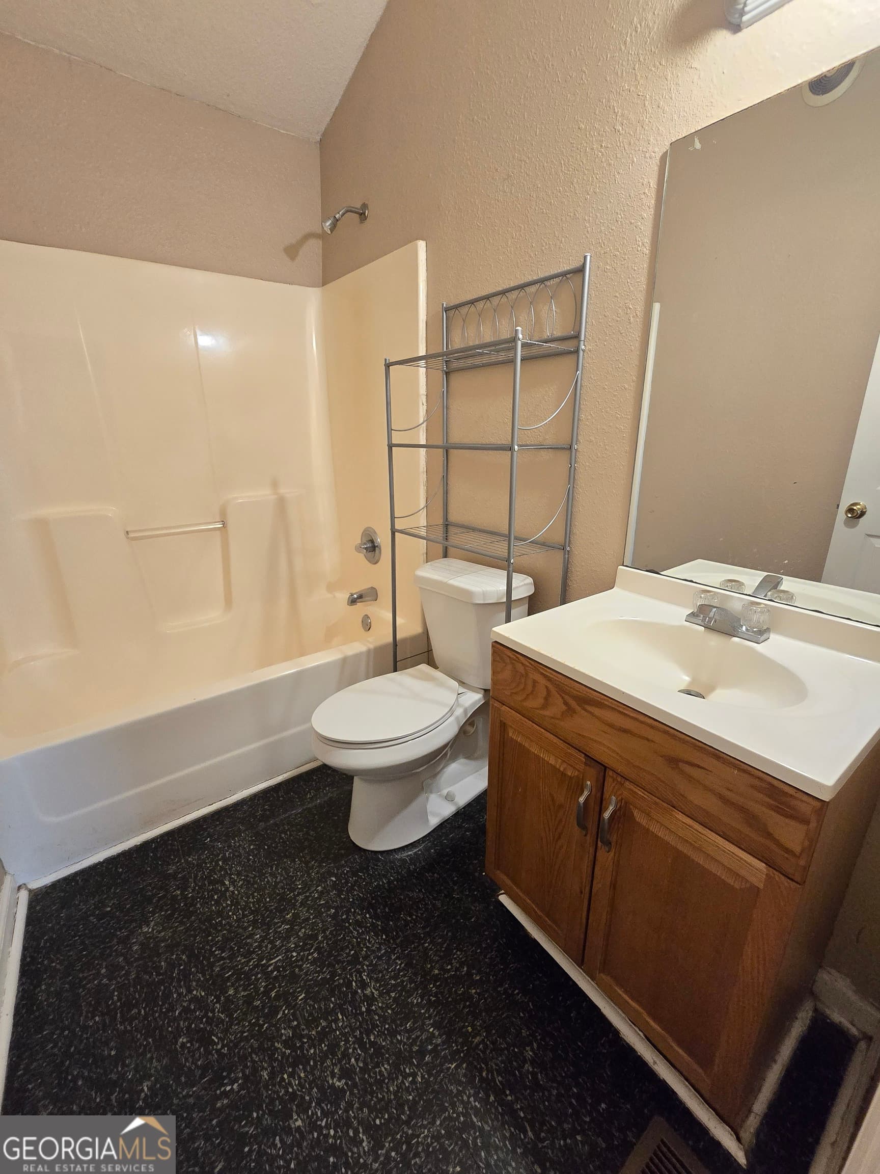 4 bedroom, 2 bathroom, 1,012 sq ft single family residence for sale at 2721 Dogwood Circle, Valdosta, GA 31602 — photo 7