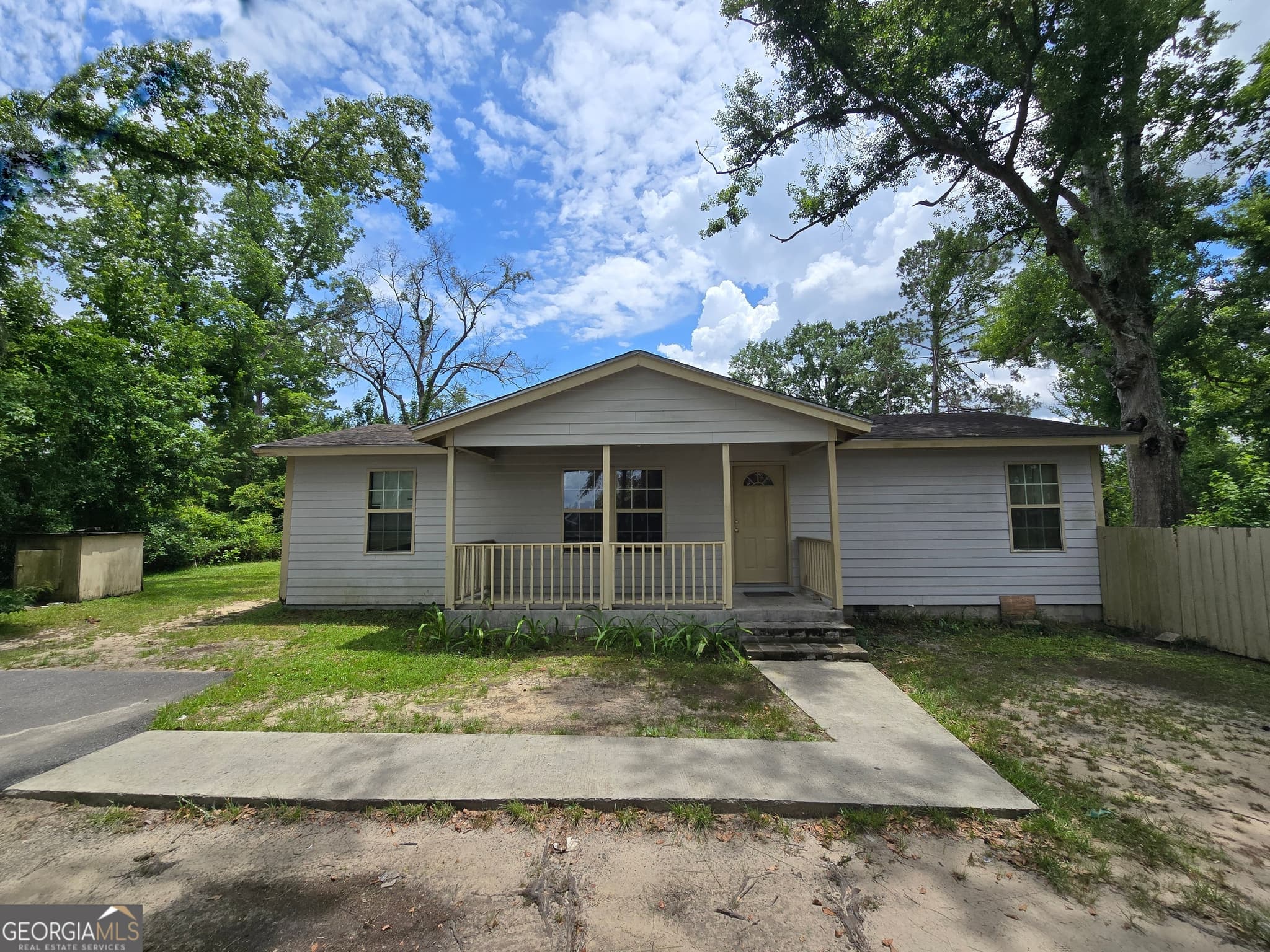 4 bedroom, 2 bathroom, 1,012 sq ft single family residence for sale at 2721 Dogwood Circle, Valdosta, GA 31602