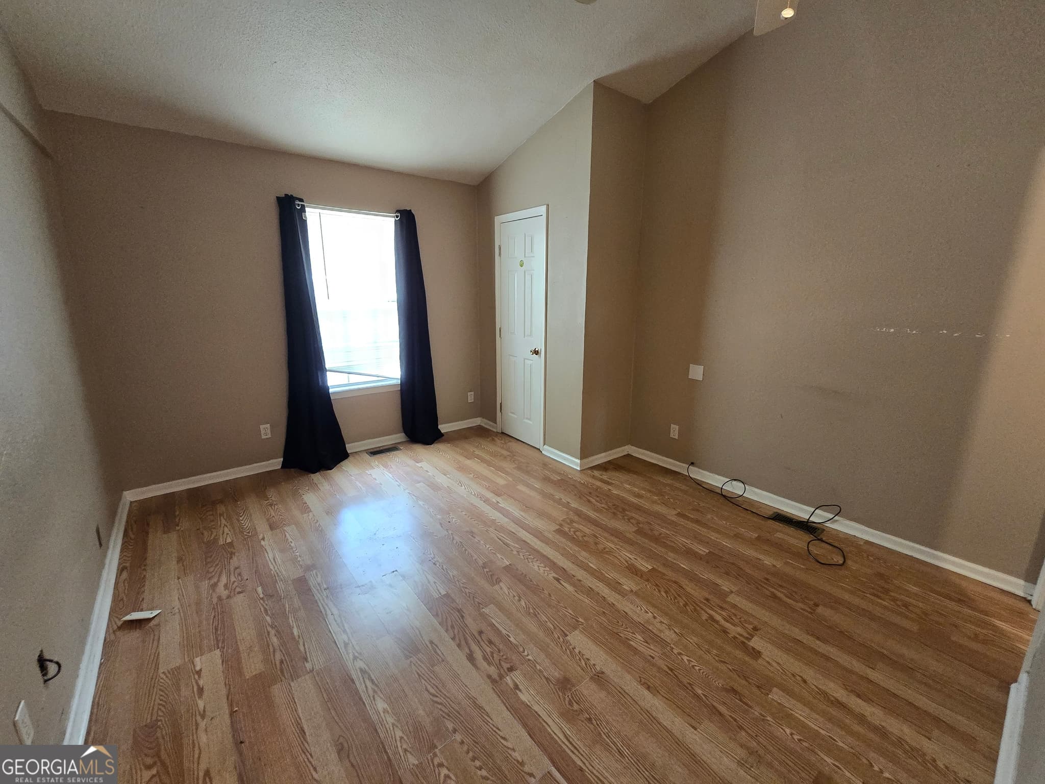 4 bedroom, 2 bathroom, 1,012 sq ft single family residence for sale at 2721 Dogwood Circle, Valdosta, GA 31602 — photo 5