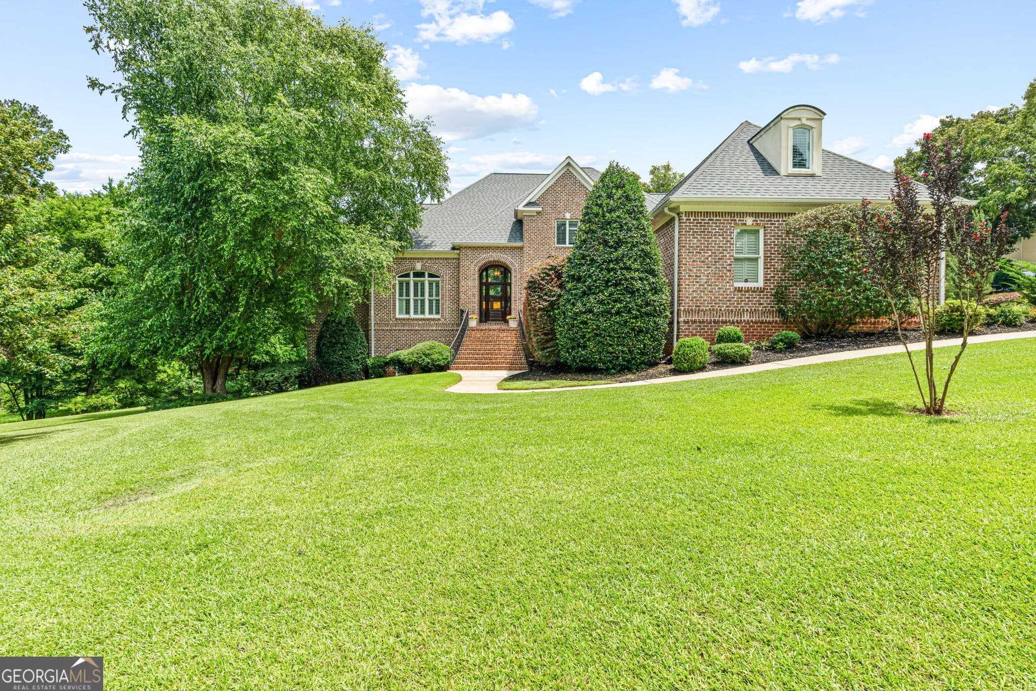 6 bedroom, 4.5 bathroom, 6,420 sq ft single family residence for sale at 105 Steeplechase Run, Warner Robins, GA 31088 — photo 1 of 88