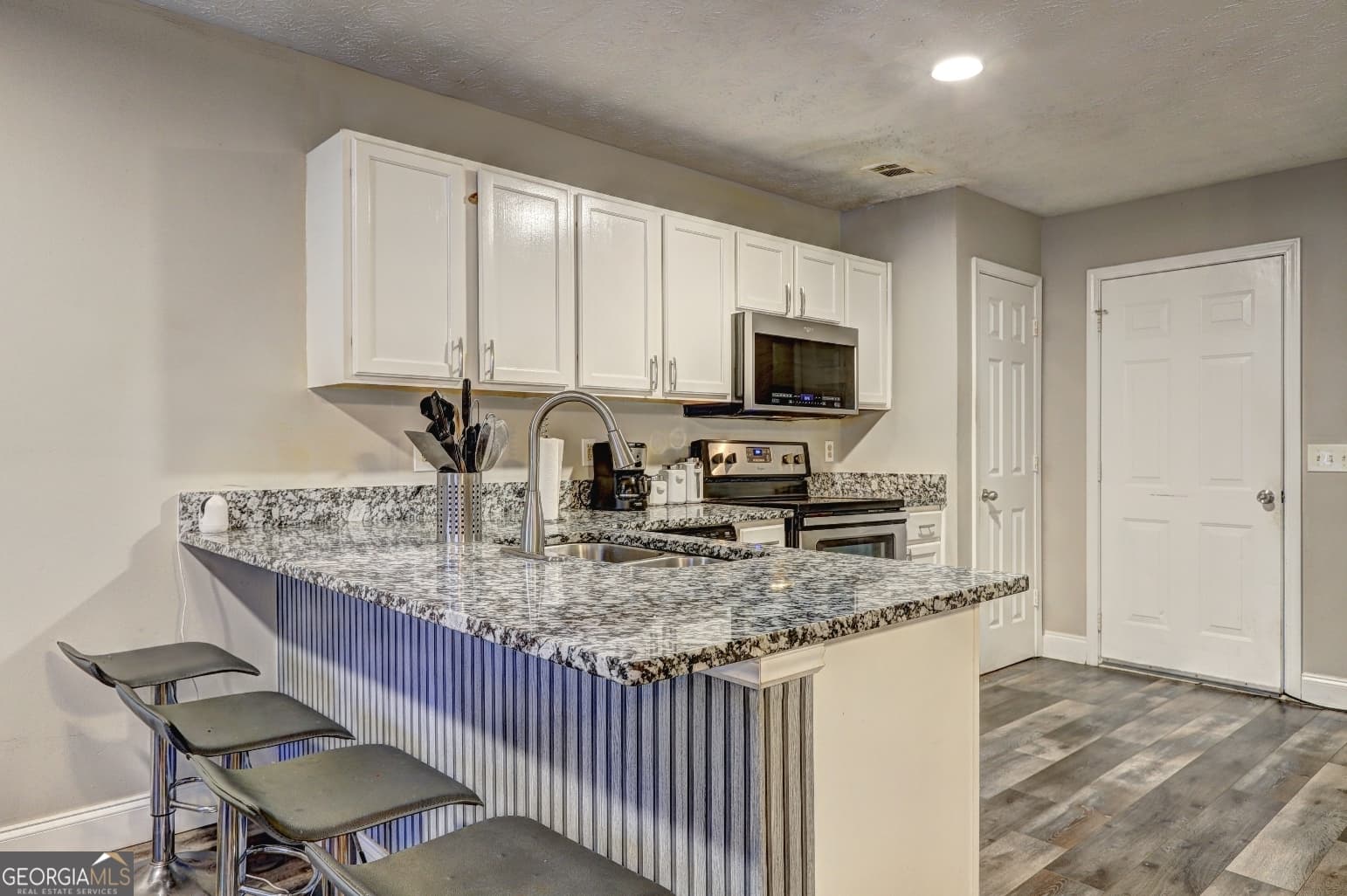 3 bedroom, 2.5 bathroom, 1,112 sq ft townhouse for sale at 7706 Bernardo Drive, Riverdale, GA 30296 — photo 6