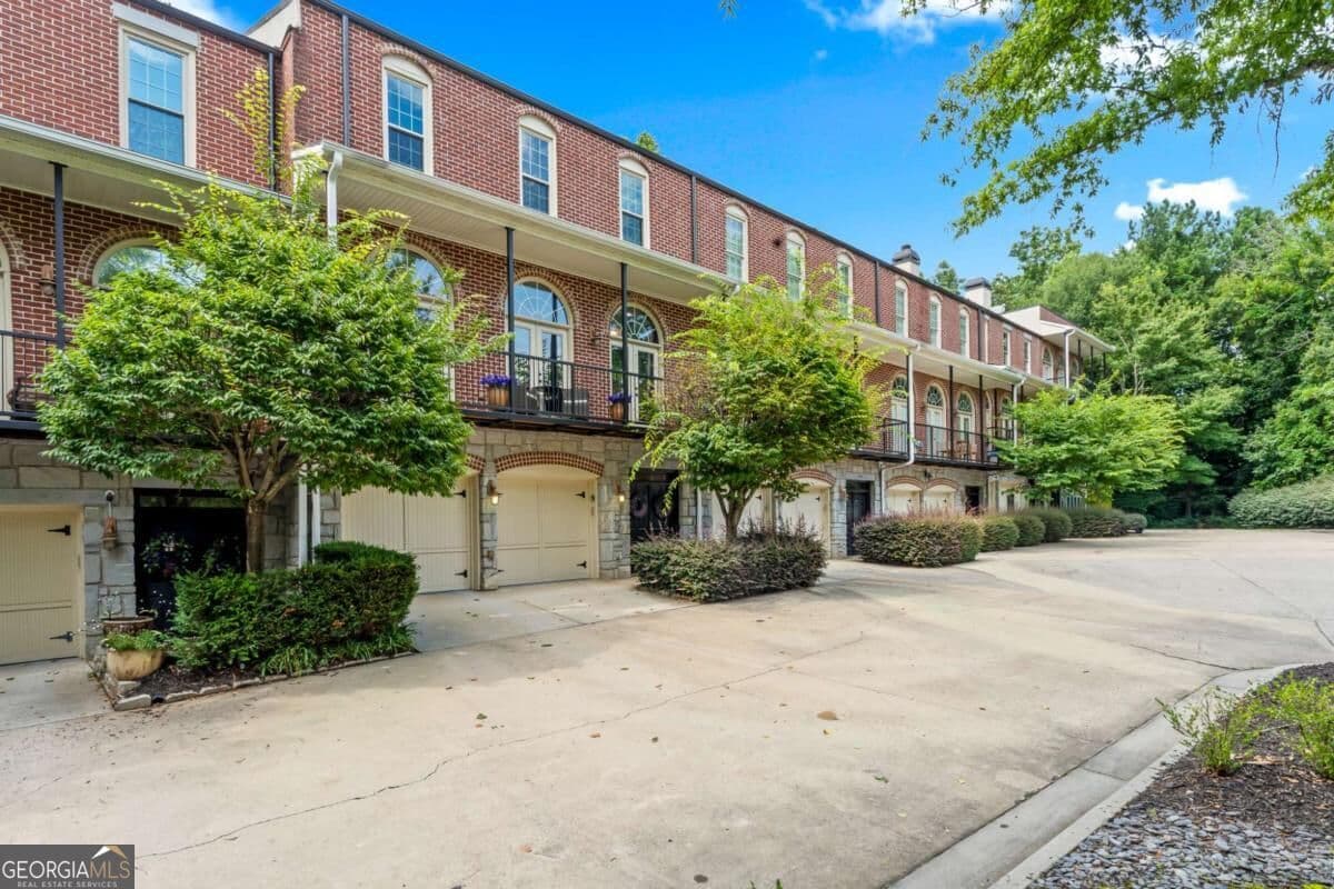 5 bedroom, 4 bathroom, 3,890 sq ft townhouse for rent at 5512 Glenridge Drive K, Atlanta, GA 30342 for $5,000 a month — photo 1 of 40