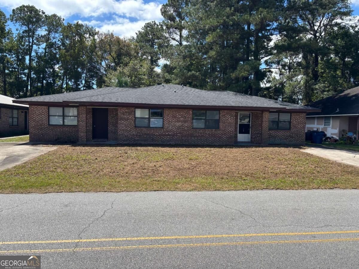 4 bedroom, 2 bathroom, 1,832 sq ft single family residence for sale at 118 S Palm Drive, Brunswick, GA 31525