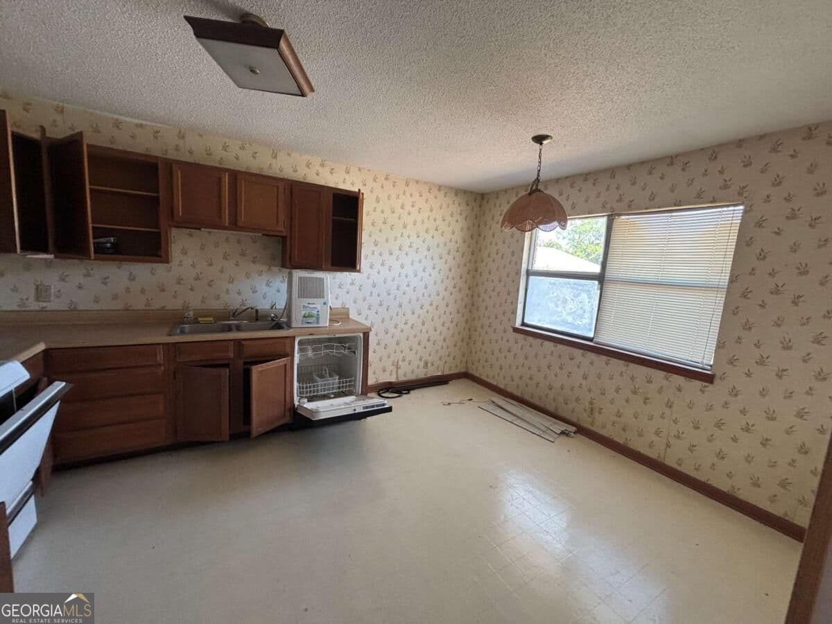 4 bedroom, 2 bathroom, 1,832 sq ft single family residence for sale at 118 S Palm Drive, Brunswick, GA 31525 — photo 5