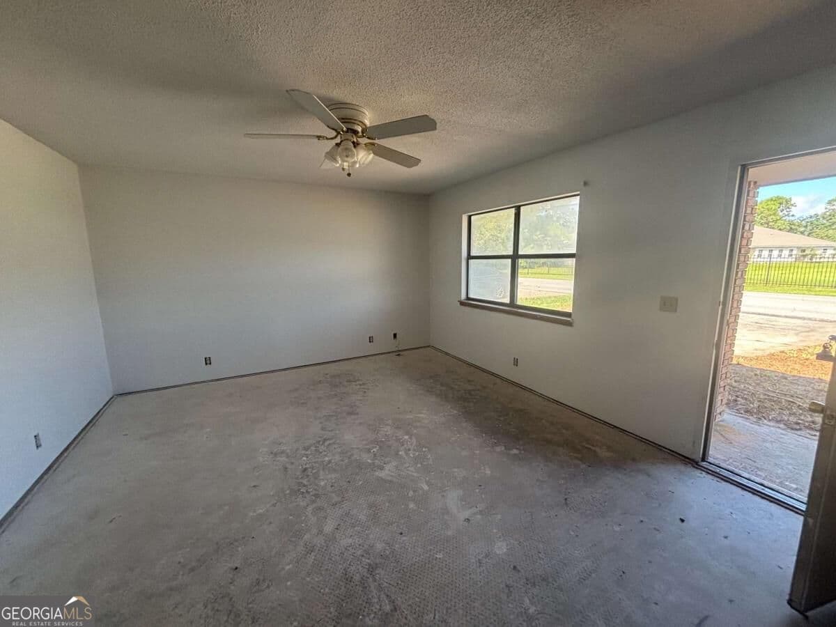 4 bedroom, 2 bathroom, 1,832 sq ft single family residence for sale at 118 S Palm Drive, Brunswick, GA 31525 — photo 10