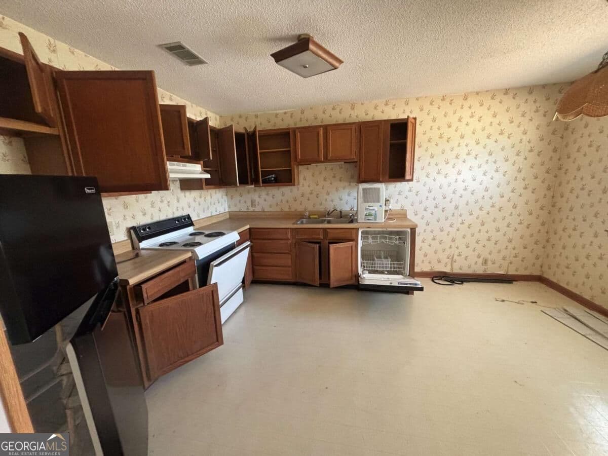 4 bedroom, 2 bathroom, 1,832 sq ft single family residence for sale at 118 S Palm Drive, Brunswick, GA 31525 — photo 4