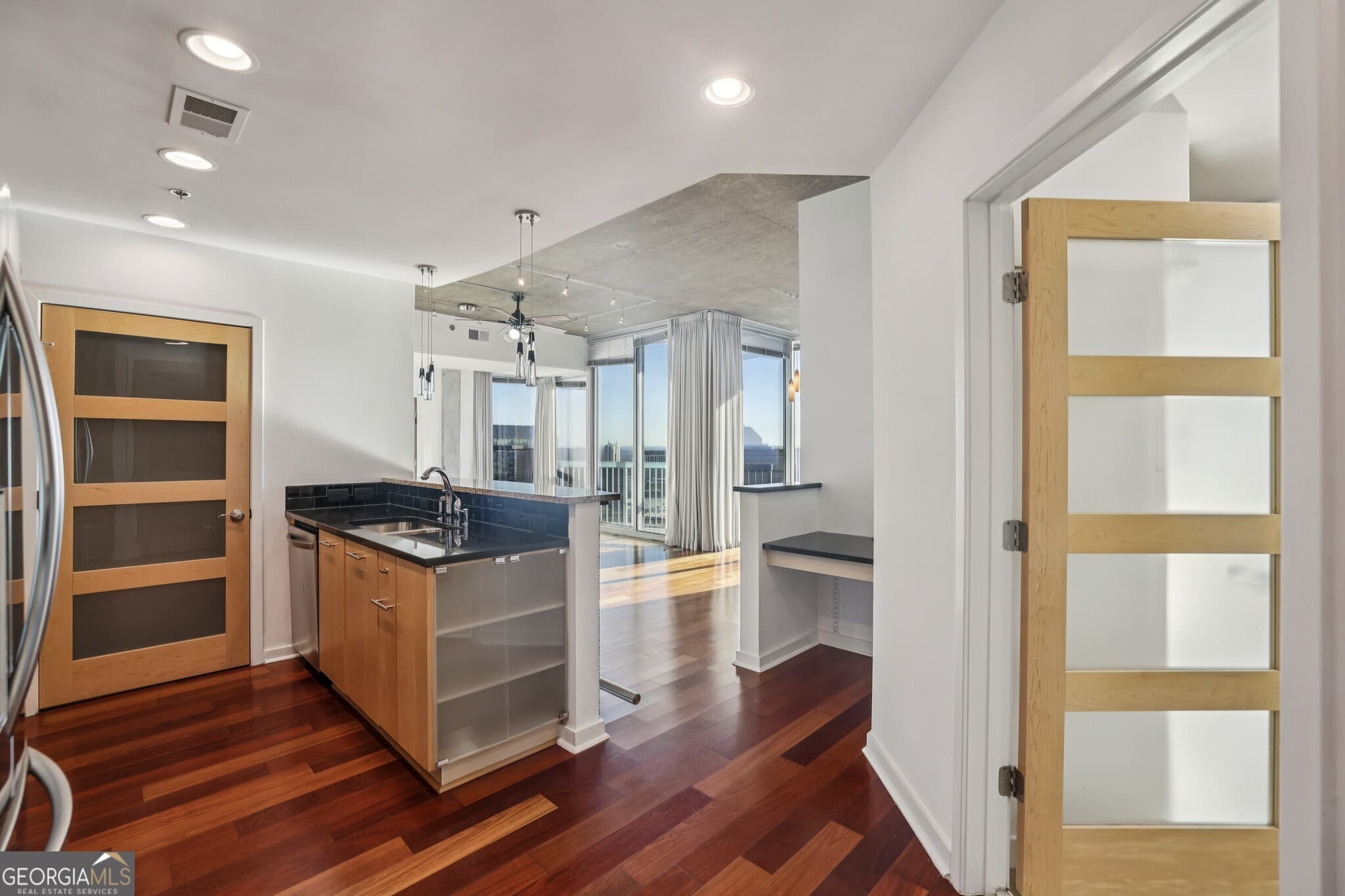 2 bedroom, 2 bathroom, 1,223 sq ft condominium for sale at 3324 Peachtree Road 2301, Atlanta, GA 30326 — photo 8