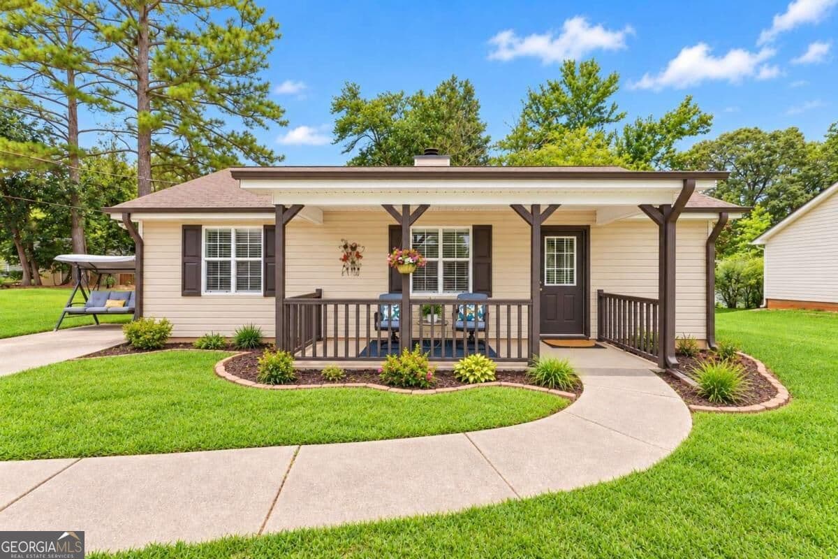 2 bedroom, 1 bathroom, 900 sq ft single family residence for sale at 2560 Fairlane Drive, Cumming, GA 30041 — photo 2