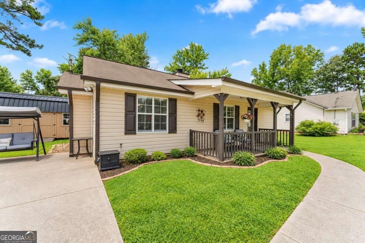 2 bedroom, 1 bathroom, 900 sq ft single family residence for sale at 2560 Fairlane Drive, Cumming, GA 30041 — photo 1 of 45