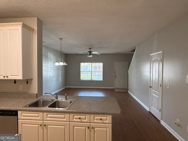 3 bedroom, 3.5 bathroom, 1,590 sq ft townhouse for sale at 605 Glade Fern Way, Tifton, GA 31794 — photo 2