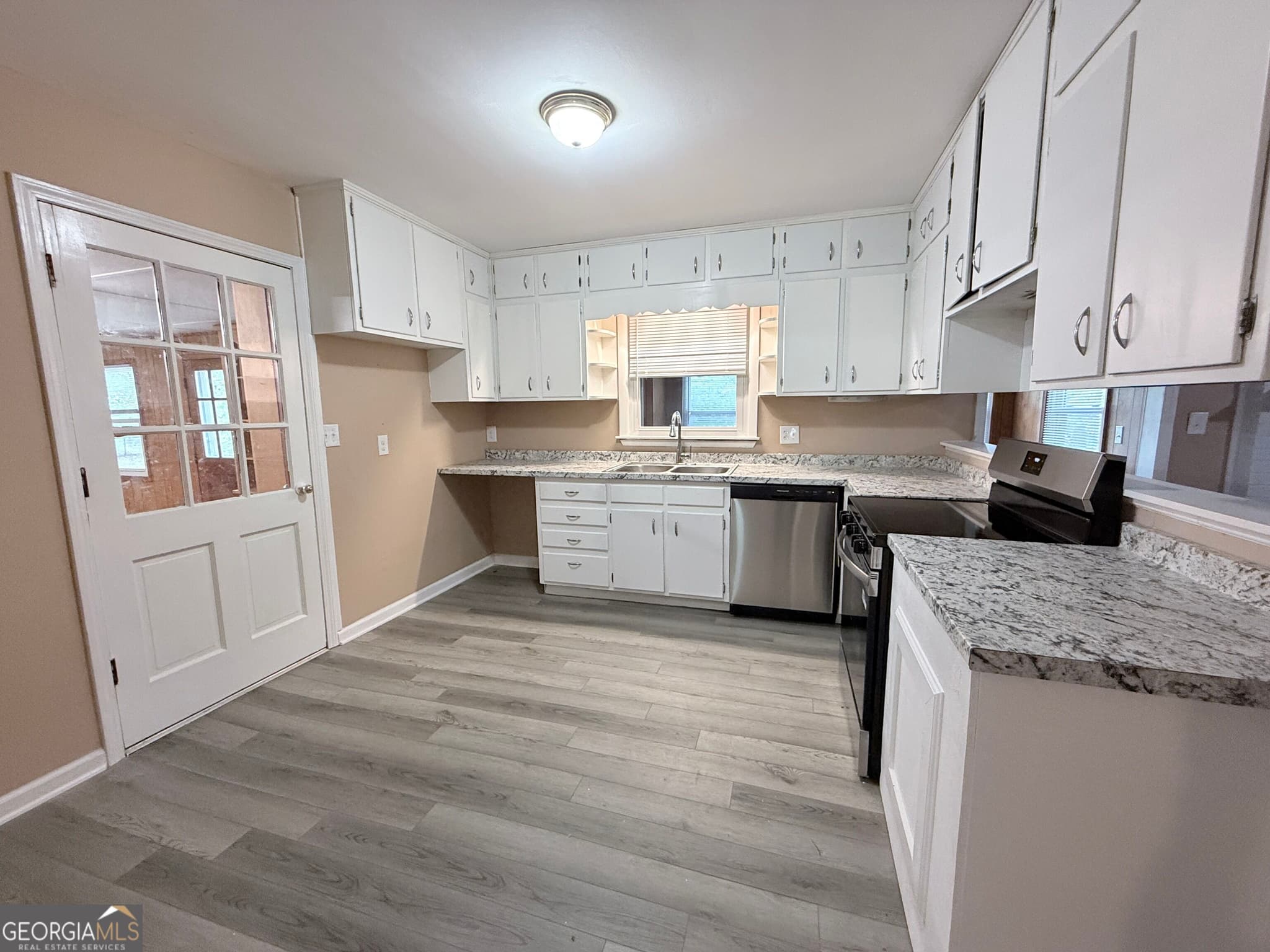 3 bedroom, 2 bathroom, 1,909 sq ft single family residence for sale at 1571 Ebenezer Road, Conyers, GA 30094 — photo 9