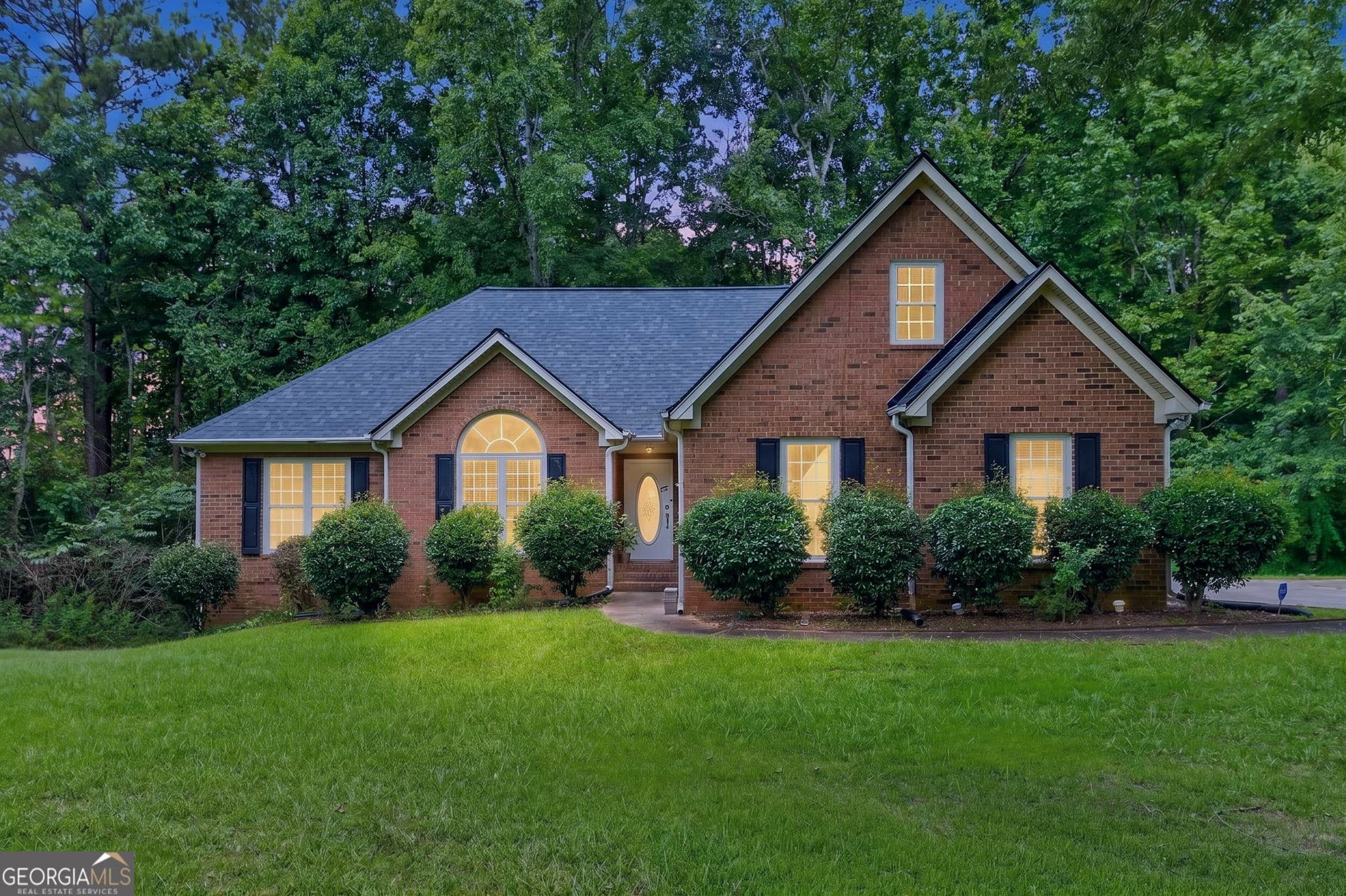 4 bedroom, 3 bathroom, 3,682 sq ft single family residence for sale at 115 Hamilton Drive, Newnan, GA 30263 — photo 2