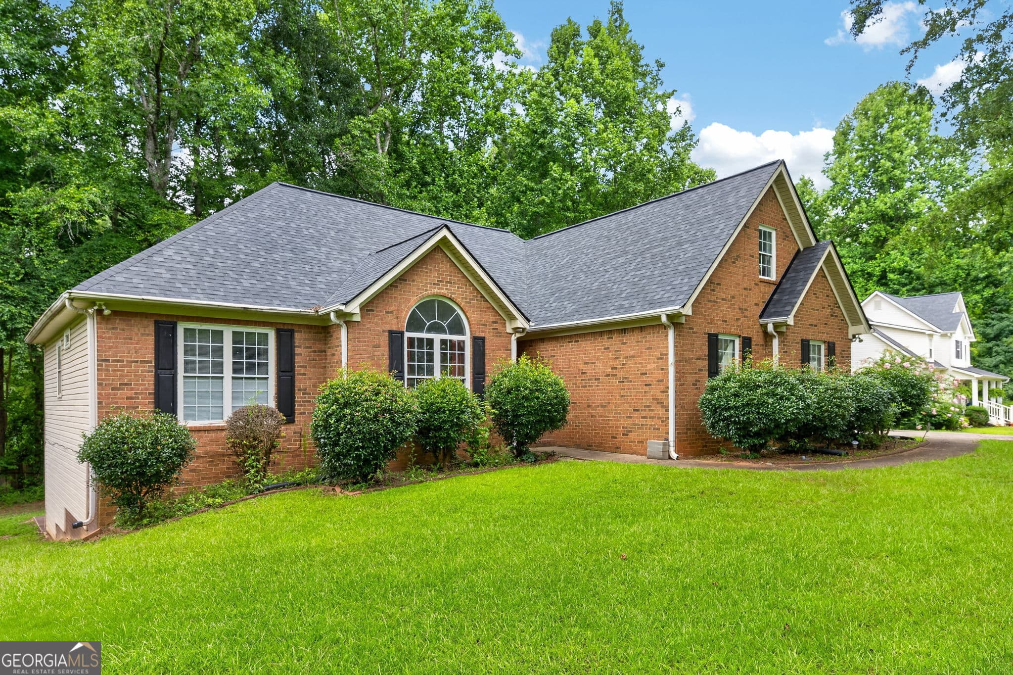 4 bedroom, 3 bathroom, 3,682 sq ft single family residence for sale at 115 Hamilton Drive, Newnan, GA 30263 — photo 3