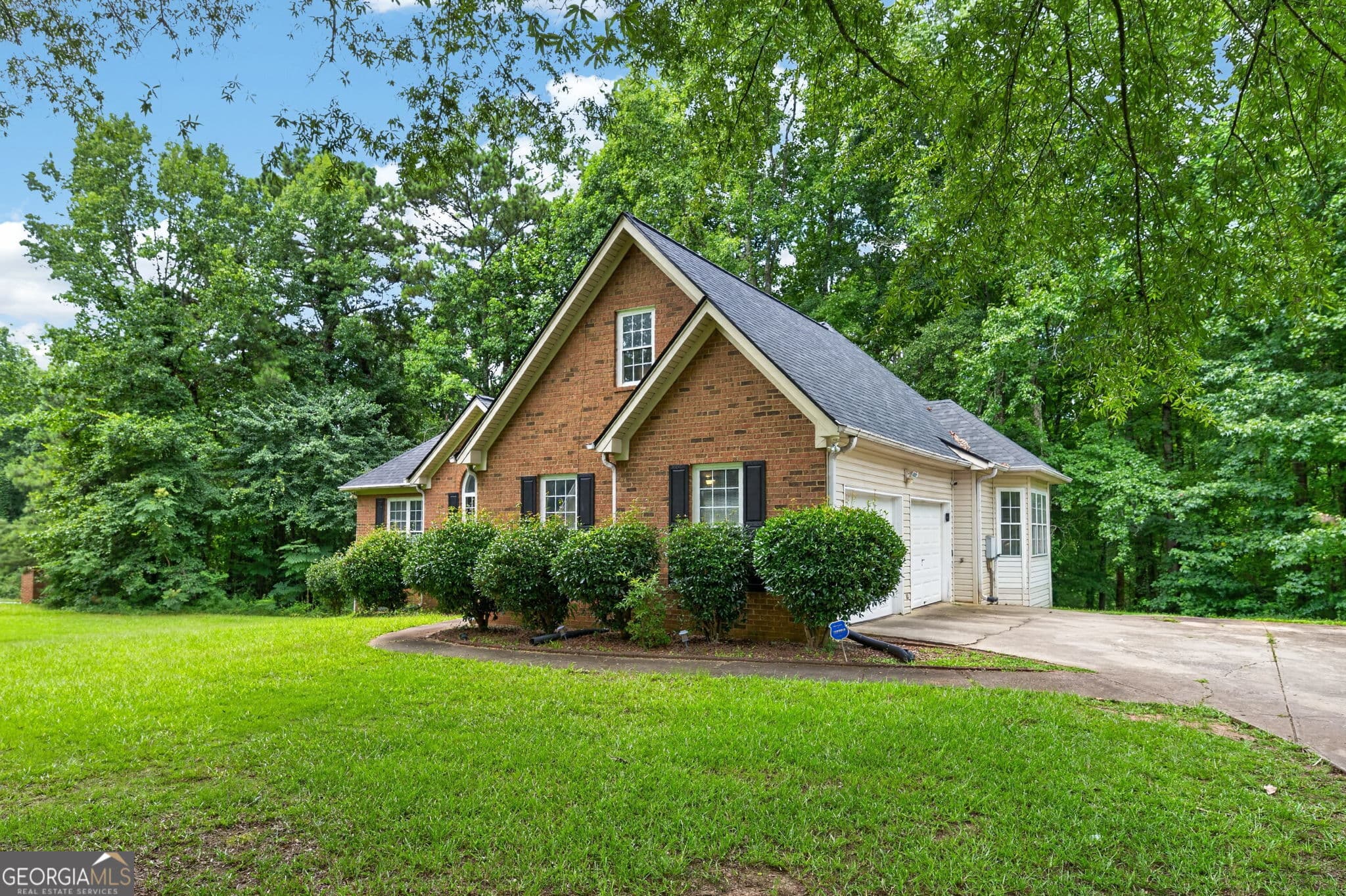 4 bedroom, 3 bathroom, 3,682 sq ft single family residence for sale at 115 Hamilton Drive, Newnan, GA 30263 — photo 4