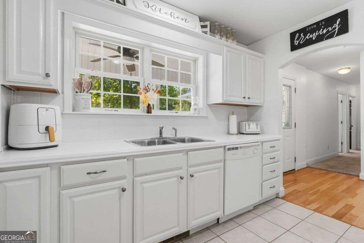 4 bedroom, 3 bathroom, 2,105 sq ft single family residence for sale at 84 Barker Trail Road, Cleveland, GA 30528 — photo 6