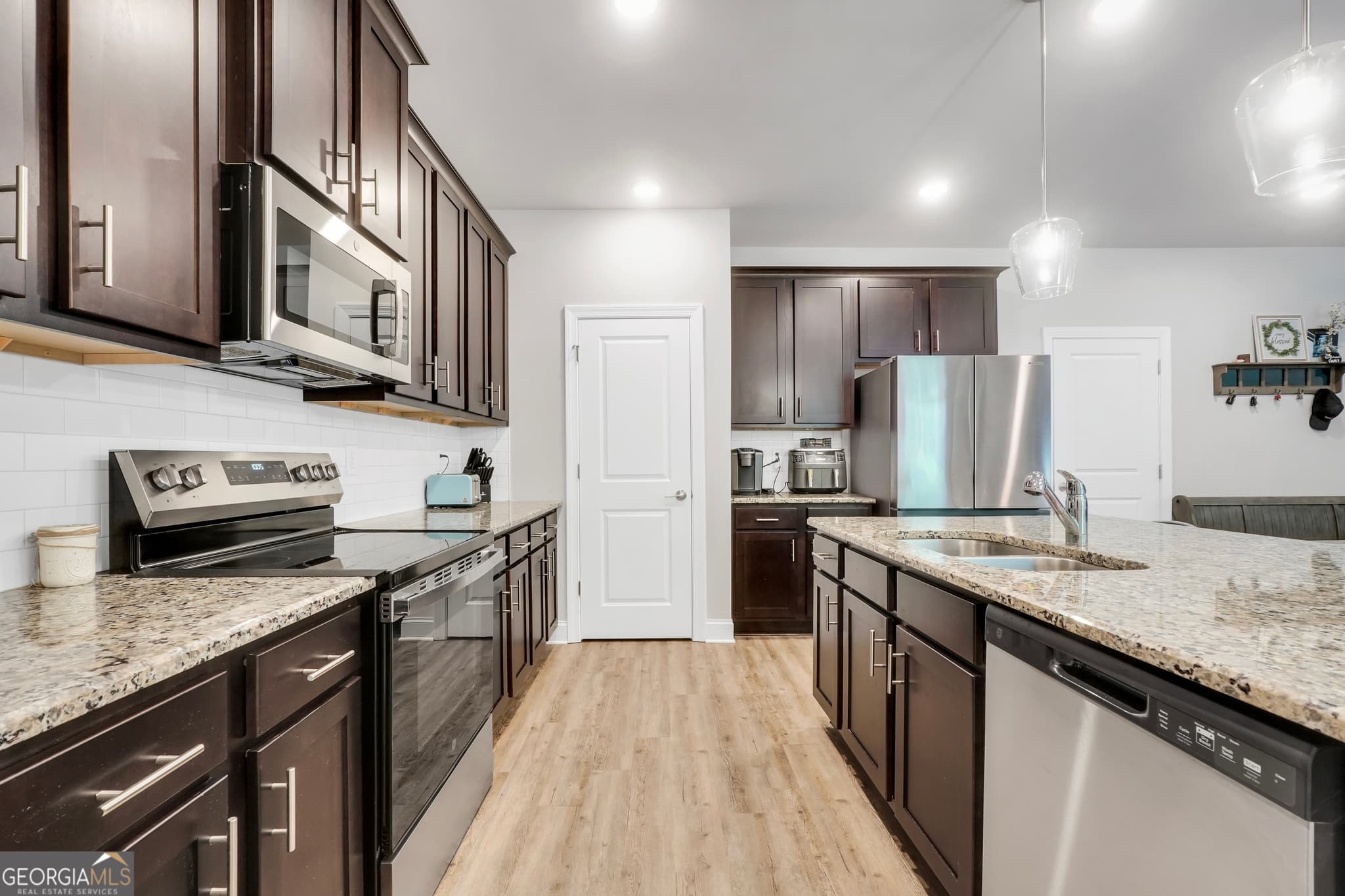 5 bedroom, 4 bathroom, 2,595 sq ft single family residence for sale at 201 Cooper Drive, Mansfield, GA 30055 — photo 6