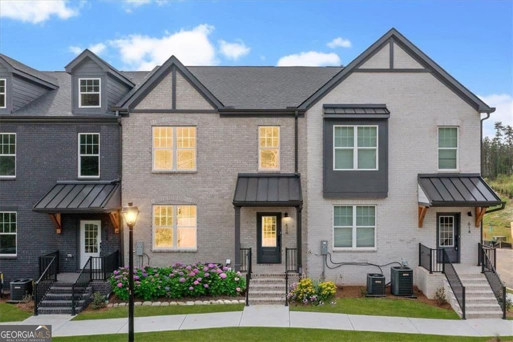 3 bedroom, 3.5 bathroom, 2,545 sq ft townhouse for sale at 624 Oakleaf Grove Lane, Sugar Hill, GA 30518 — photo 2