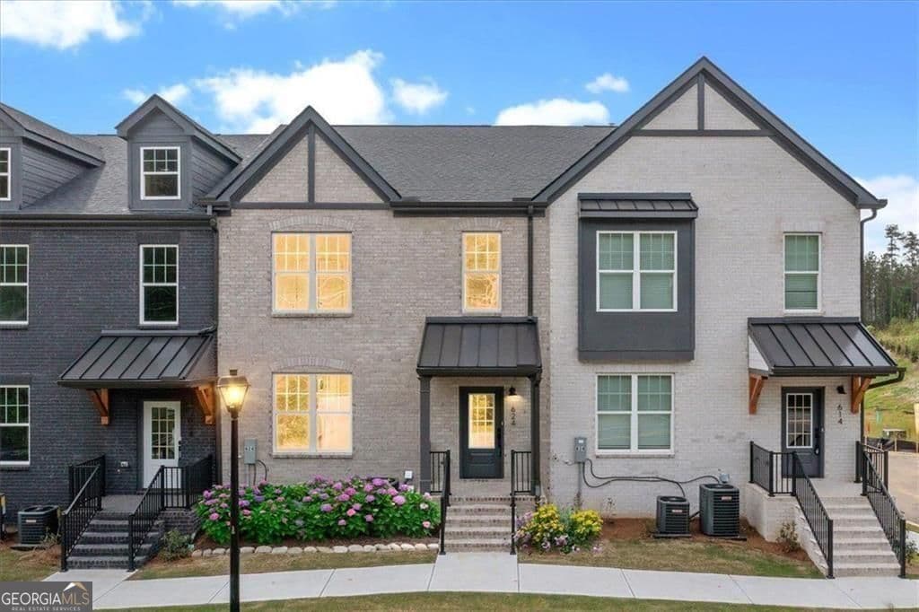 3 bedroom, 3.5 bathroom, 2,545 sq ft townhouse for sale at 624 Oakleaf Grove Lane, Sugar Hill, GA 30518 — photo 3