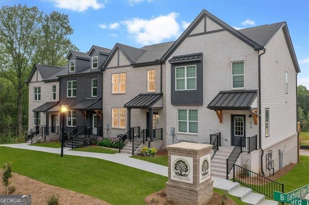 3 bedroom, 3.5 bathroom, 2,545 sq ft townhouse for sale at 624 Oakleaf Grove Lane, Sugar Hill, GA 30518 — photo 1 of 36