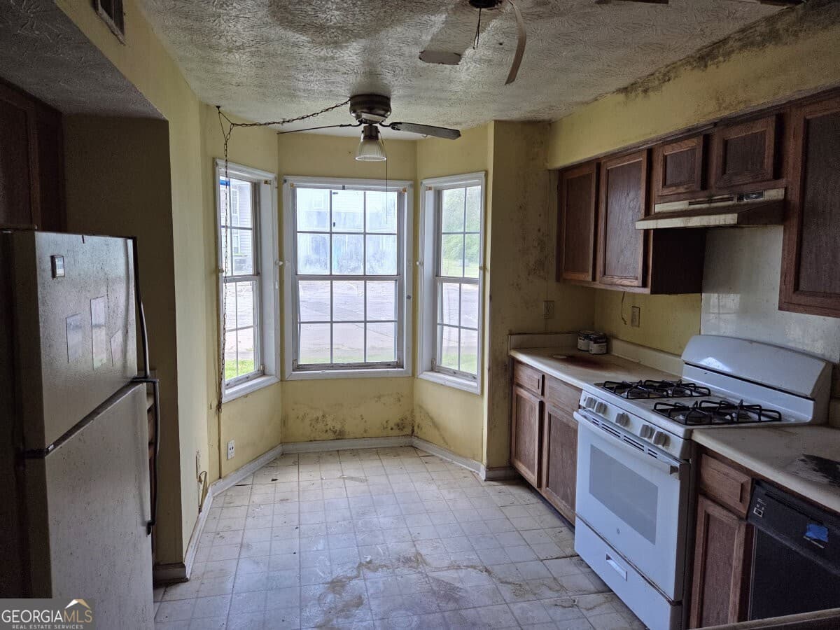 2 bedroom, 2 bathroom, 1,238 sq ft condominium for sale at 9460 Cypress Lane, Jonesboro, GA 30238 — photo 2