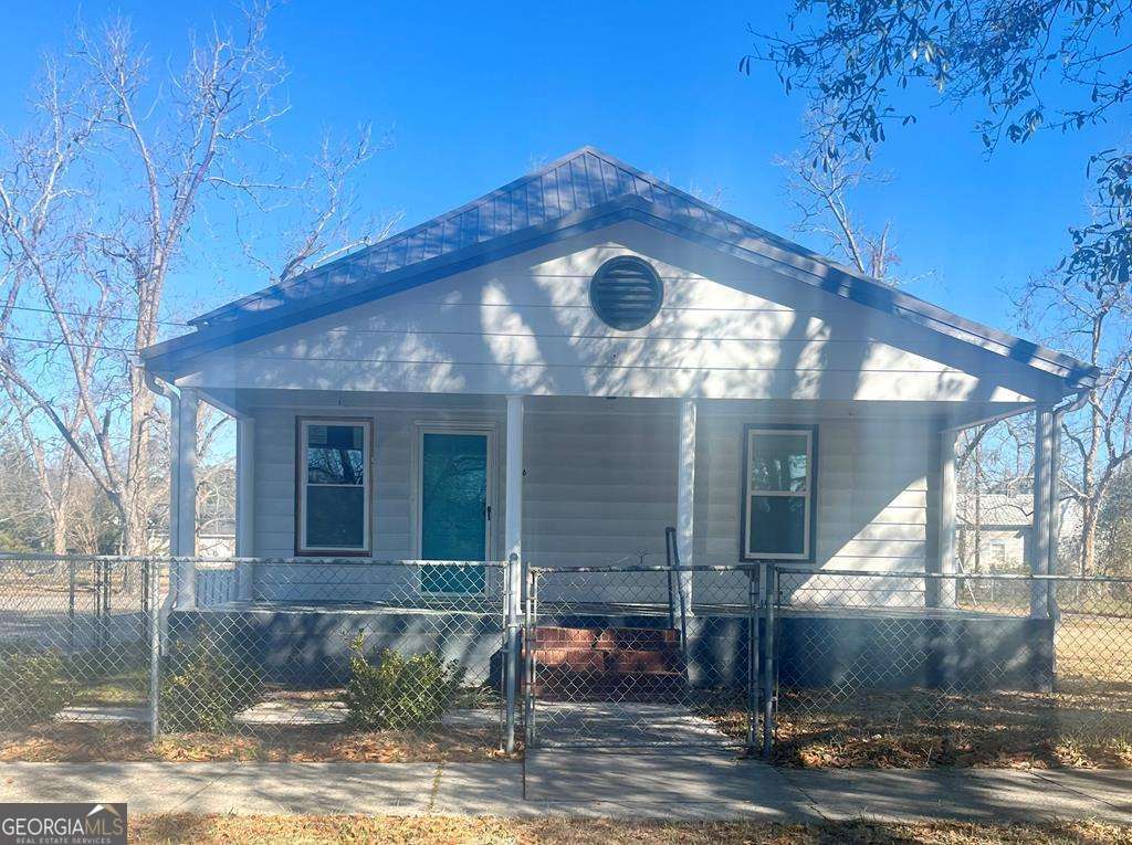 2 bedroom, 2 bathroom, 1,064 sq ft single family residence for sale at 506 Washington Avenue, Waycross, GA 31501