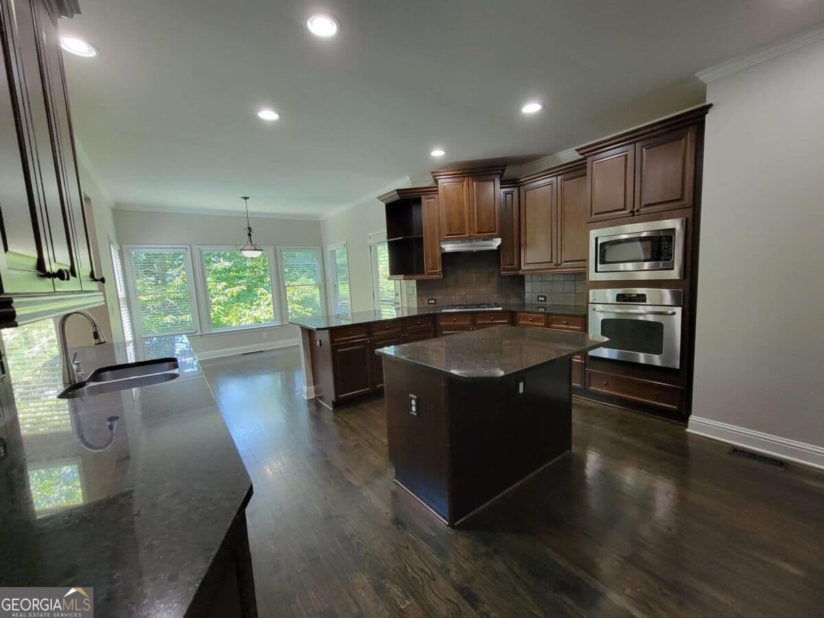 5 bedroom, 4.5 bathroom, 4,492 sq ft single family residence for sale at 6660 Granite Gate Pass, Cumming, GA 30028 — photo 4