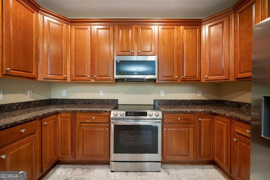 3 bedroom, 3.5 bathroom, 2,809 sq ft townhouse for sale at 157 Highwoods Parkway, Newnan, GA 30265 — photo 2