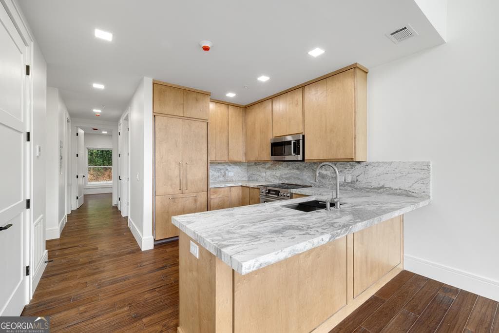 4 bedroom, 3 bathroom, 2,316 sq ft townhouse for rent at 1281 E Main Street 3, Blue Ridge, GA 30513 for $3,250 a month — photo 3