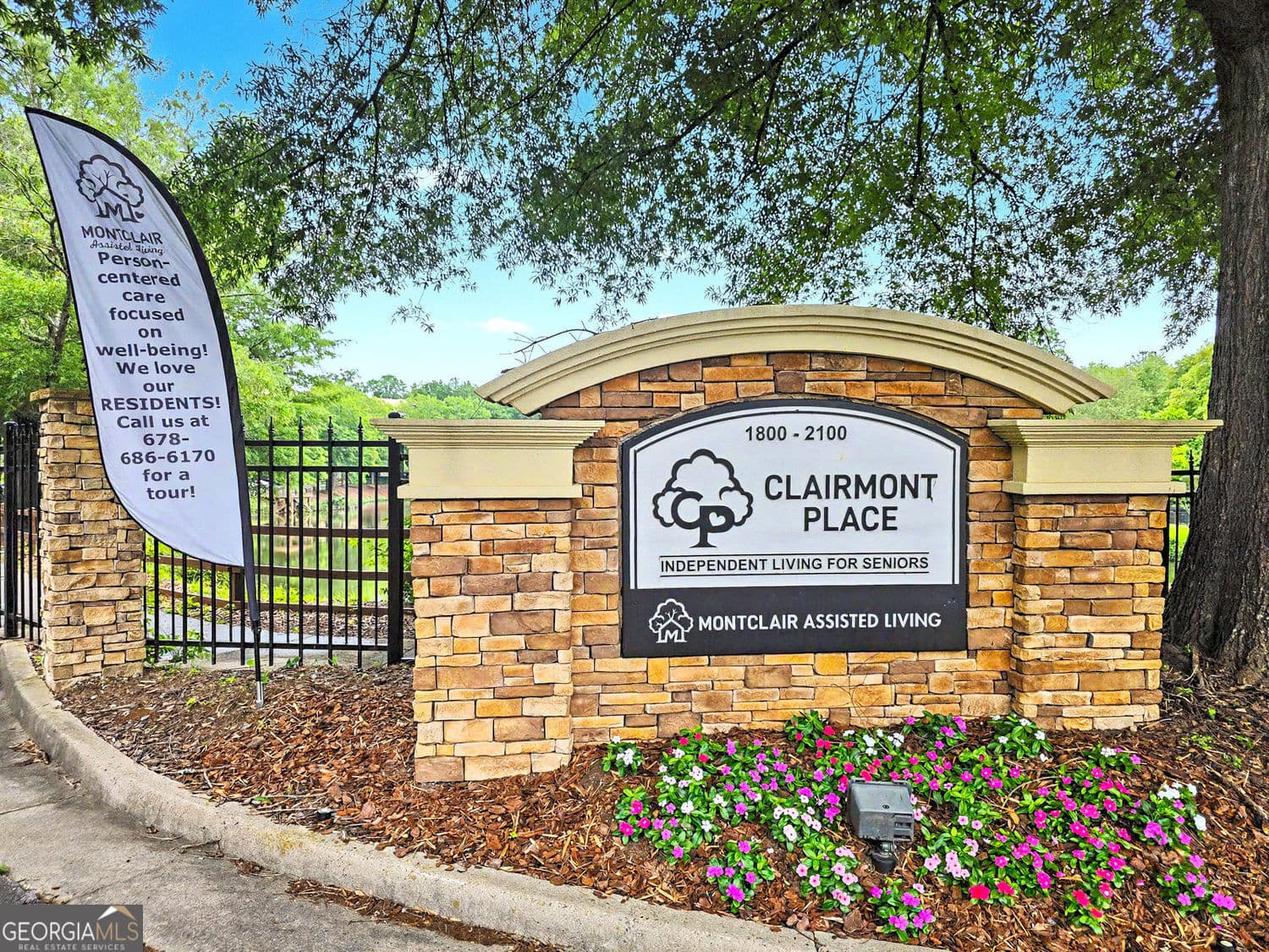 1 bedroom, 1 bathroom, 800 sq ft condominium for sale at 1800 Clairmont Lk A525, Decatur, GA 30033 — photo 2