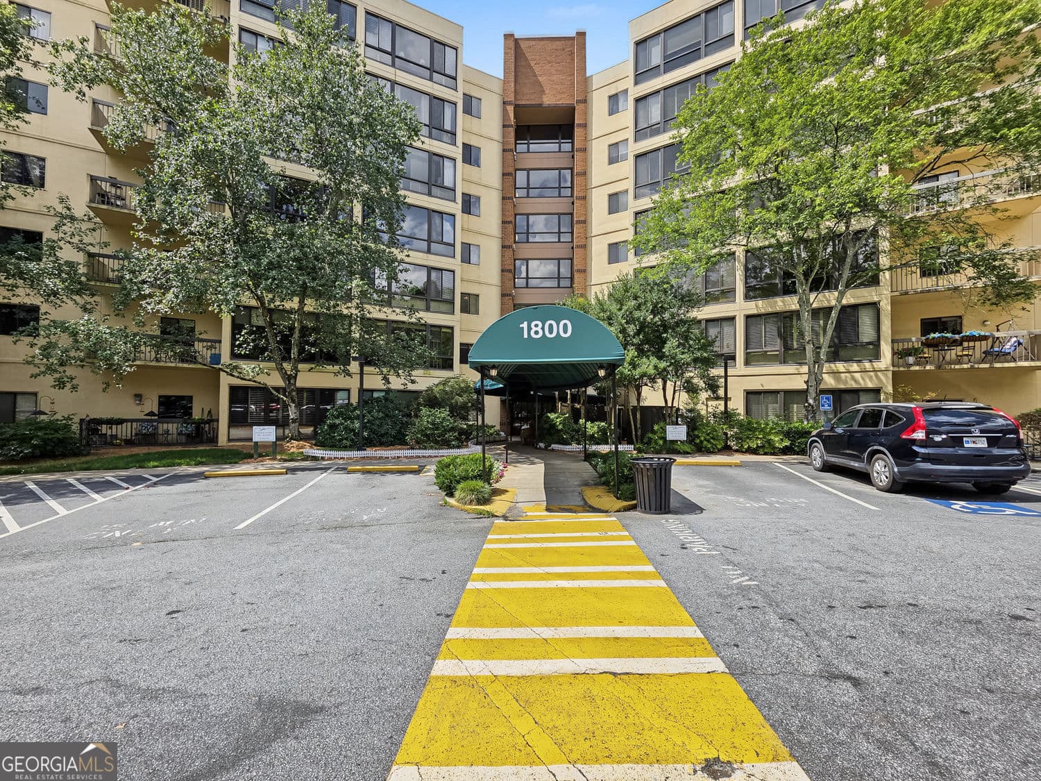 1 bedroom, 1 bathroom, 800 sq ft condominium for sale at 1800 Clairmont Lk A525, Decatur, GA 30033 — photo 3