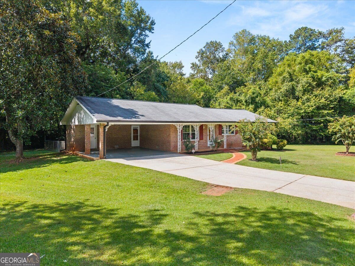 3 bedroom, 2 bathroom, 1,379 sq ft single family residence for sale at 3961 Camelot Court, Tucker, GA 30084 — photo 2