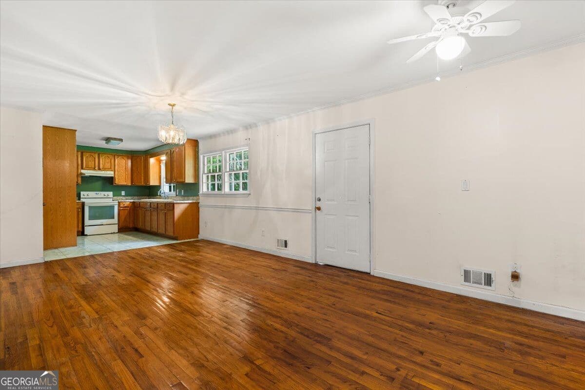 3 bedroom, 2 bathroom, 1,379 sq ft single family residence for sale at 3961 Camelot Court, Tucker, GA 30084 — photo 6