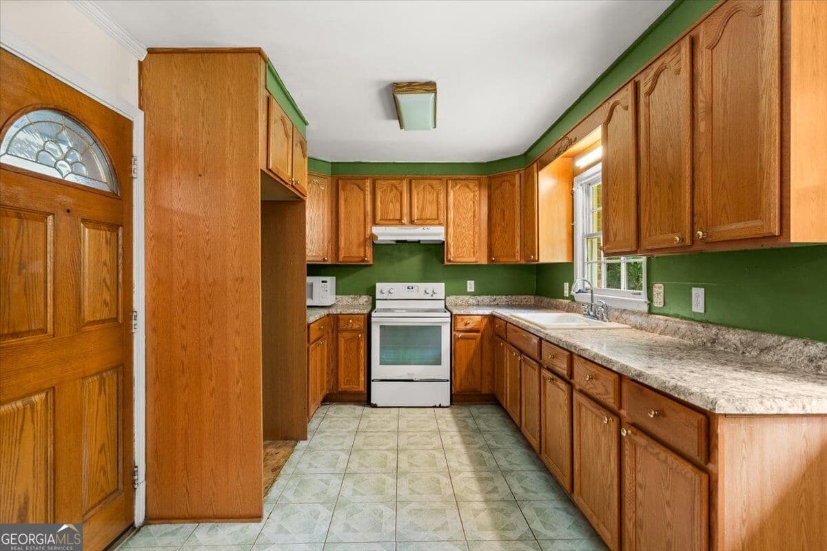 3 bedroom, 2 bathroom, 1,379 sq ft single family residence for sale at 3961 Camelot Court, Tucker, GA 30084 — photo 7