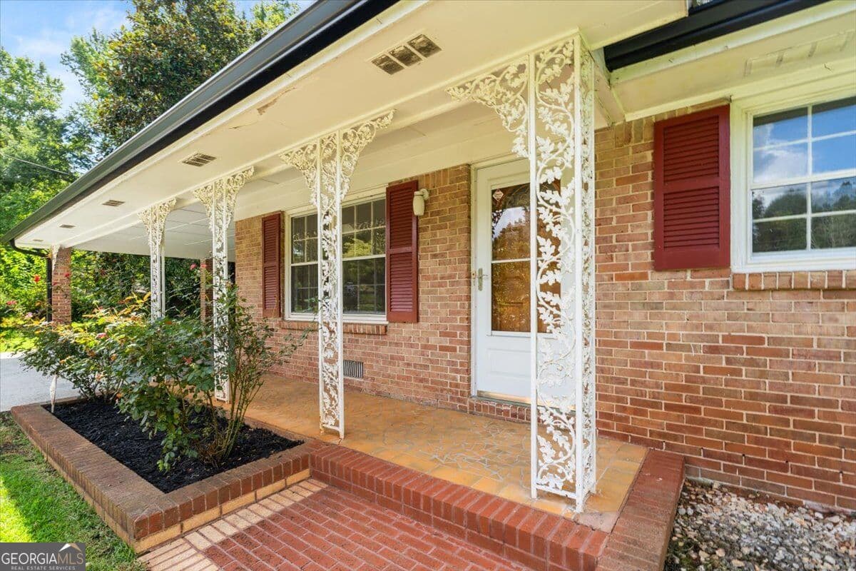 3 bedroom, 2 bathroom, 1,379 sq ft single family residence for sale at 3961 Camelot Court, Tucker, GA 30084 — photo 3
