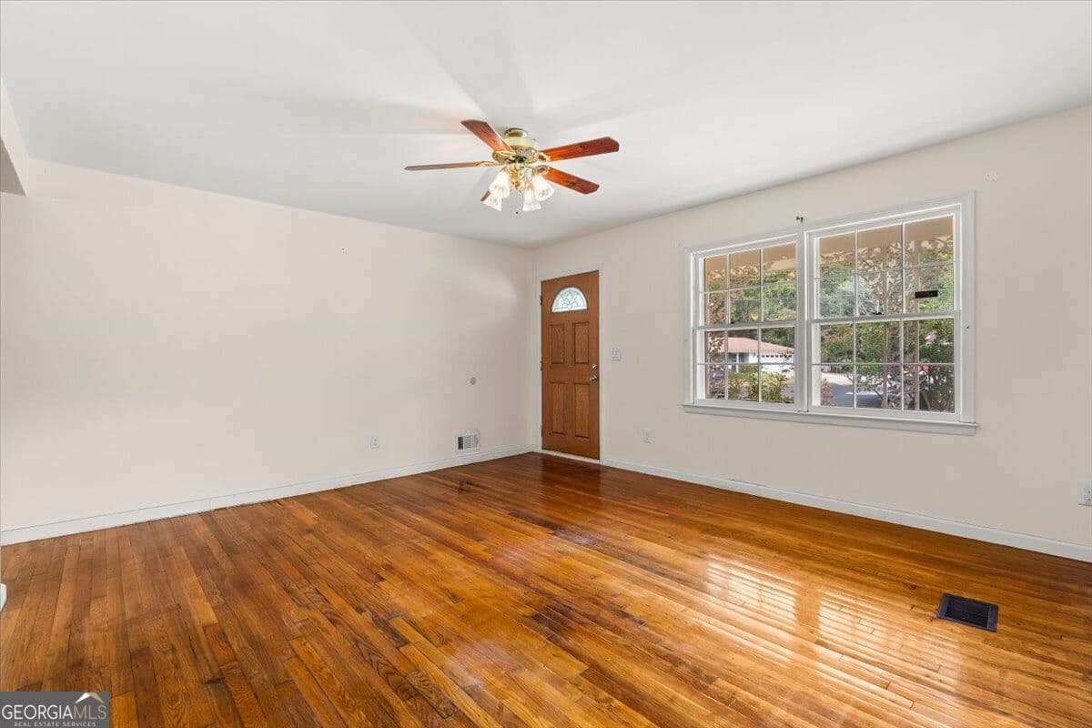 3 bedroom, 2 bathroom, 1,379 sq ft single family residence for sale at 3961 Camelot Court, Tucker, GA 30084 — photo 5
