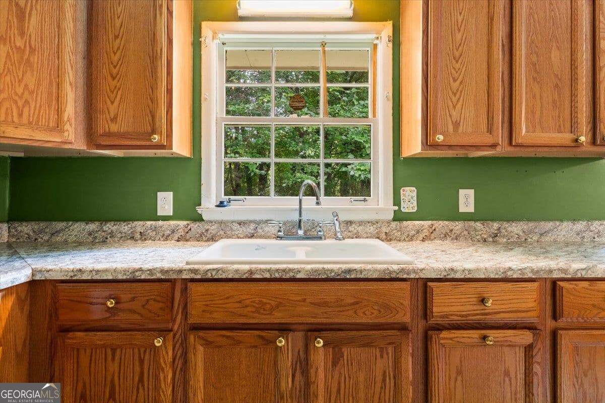3 bedroom, 2 bathroom, 1,379 sq ft single family residence for sale at 3961 Camelot Court, Tucker, GA 30084 — photo 9