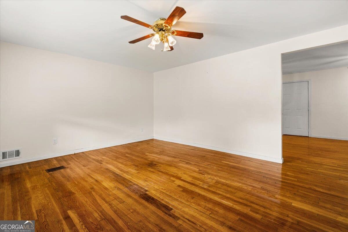 3 bedroom, 2 bathroom, 1,379 sq ft single family residence for sale at 3961 Camelot Court, Tucker, GA 30084 — photo 4