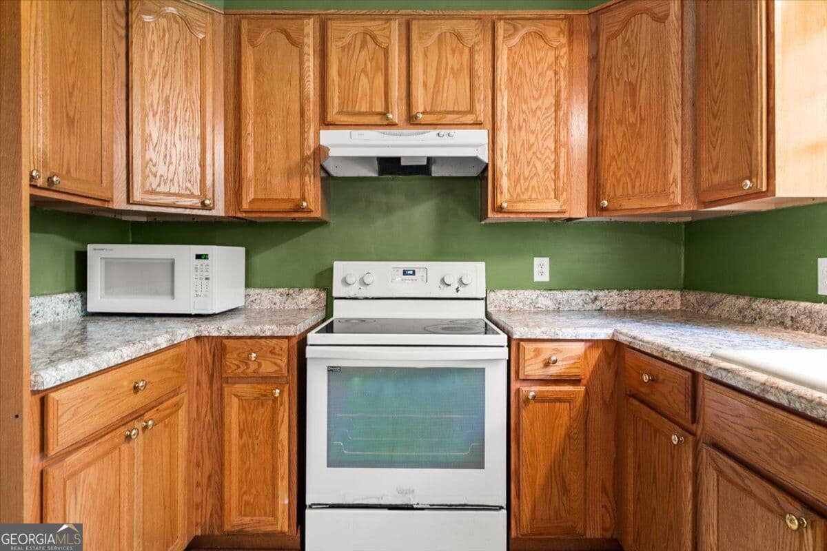 3 bedroom, 2 bathroom, 1,379 sq ft single family residence for sale at 3961 Camelot Court, Tucker, GA 30084 — photo 8