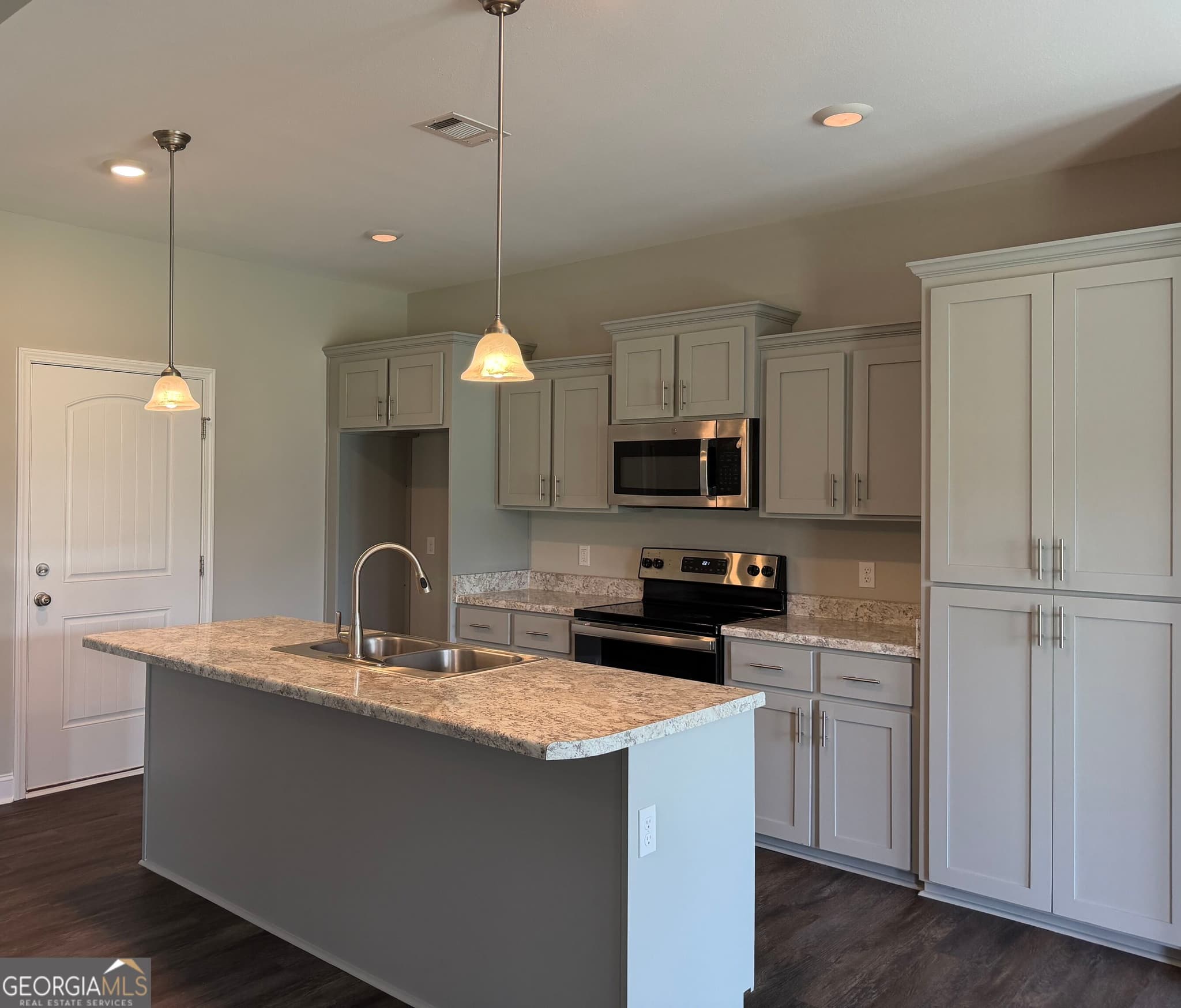 4 bedroom, 2 bathroom, 1,914 sq ft single family residence under contract at 418 Autumn Avenue, Statesboro, GA 30458 — photo 3