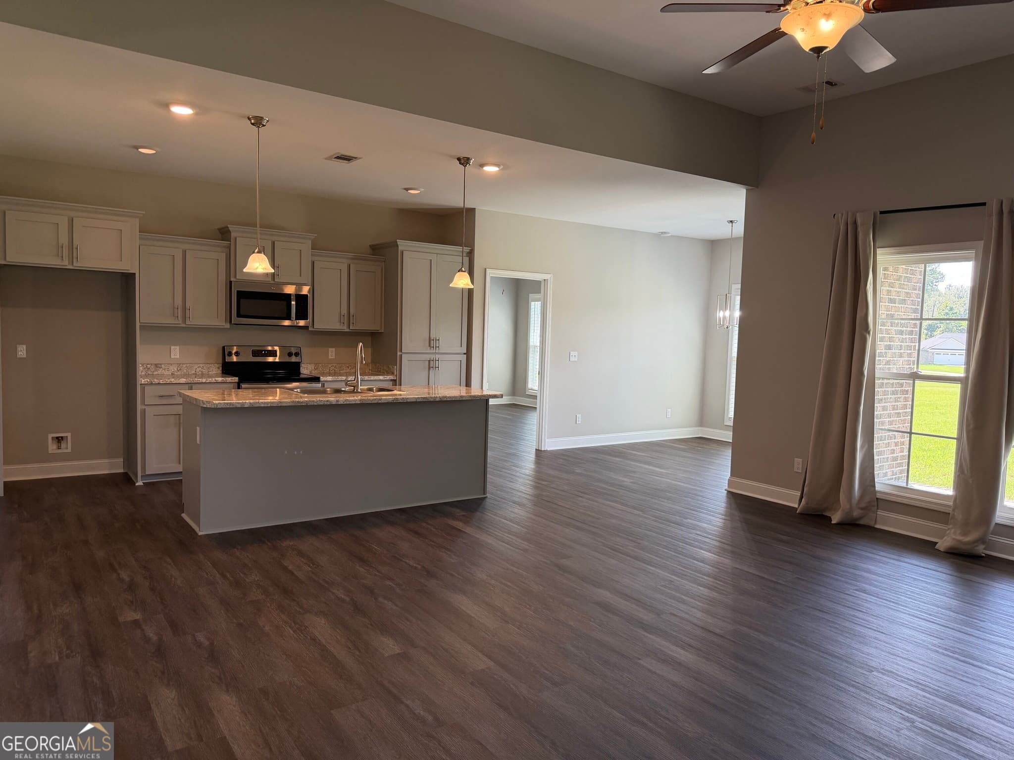 4 bedroom, 2 bathroom, 1,914 sq ft single family residence under contract at 418 Autumn Avenue, Statesboro, GA 30458 — photo 4