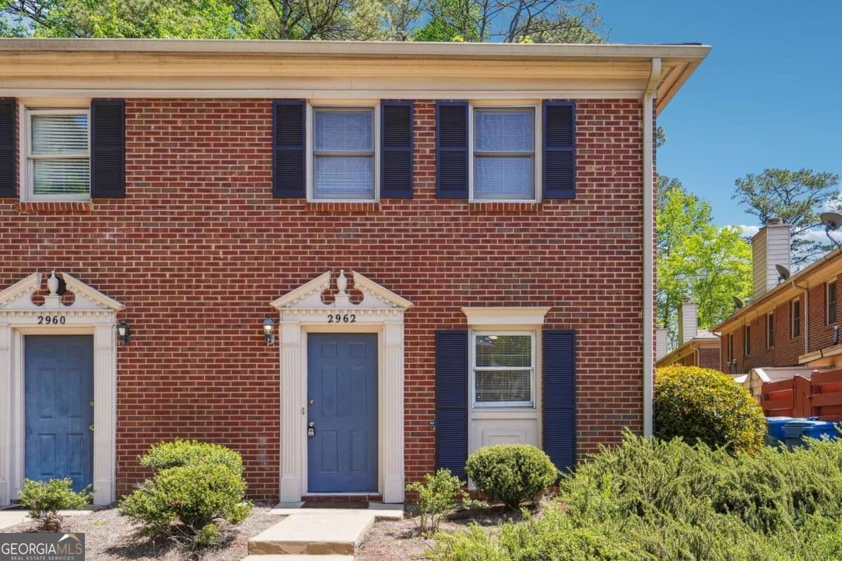 2 bedroom, 2.5 bathroom, 1,260 sq ft townhouse for rent at 2962 Webb Bridge Road, Alpharetta, GA 30009 for $2,000 a month — photo 2