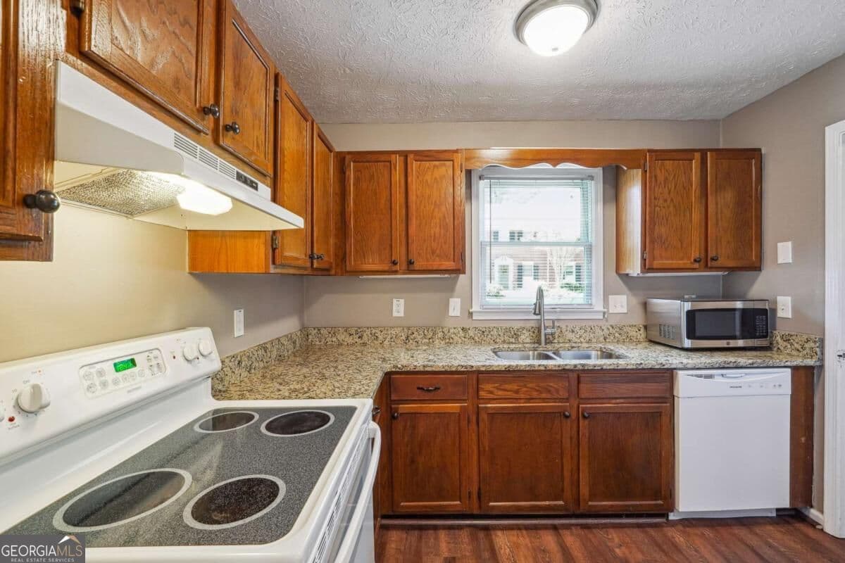 2 bedroom, 2.5 bathroom, 1,260 sq ft townhouse for rent at 2962 Webb Bridge Road, Alpharetta, GA 30009 for $2,000 a month — photo 4