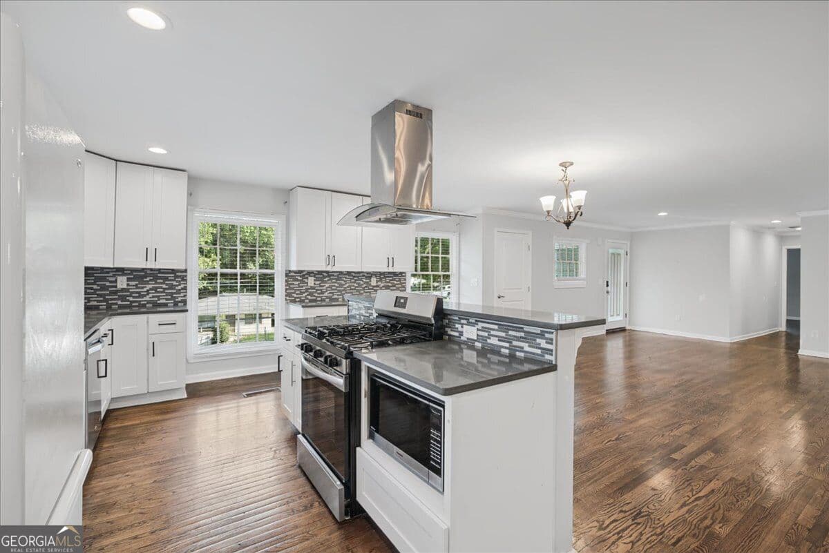 2 bedroom, 3 bathroom, 1,958 sq ft single family residence for sale at 2844 Oldknow Drive, Atlanta, GA 30318 — photo 7