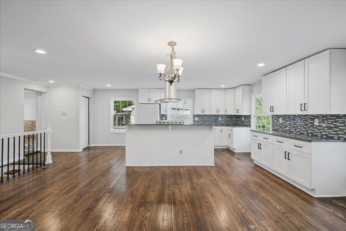 2 bedroom, 3 bathroom, 1,958 sq ft single family residence for sale at 2844 Oldknow Drive, Atlanta, GA 30318 — photo 5