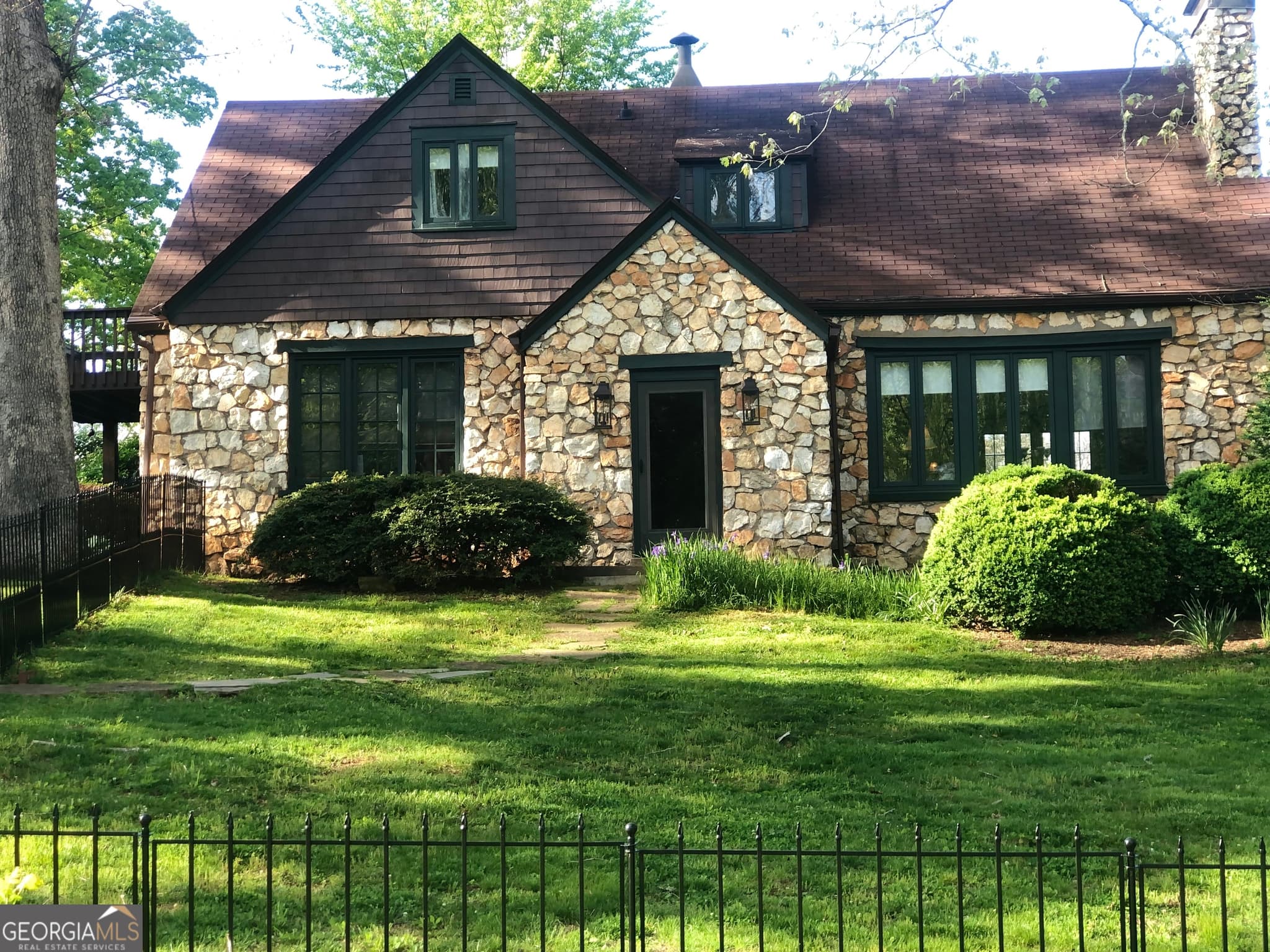 4 bedroom, 2 bathroom, 2,200 sq ft single family residence sold at 21 Hillcrest Avenue, Franklin, NC 28734
