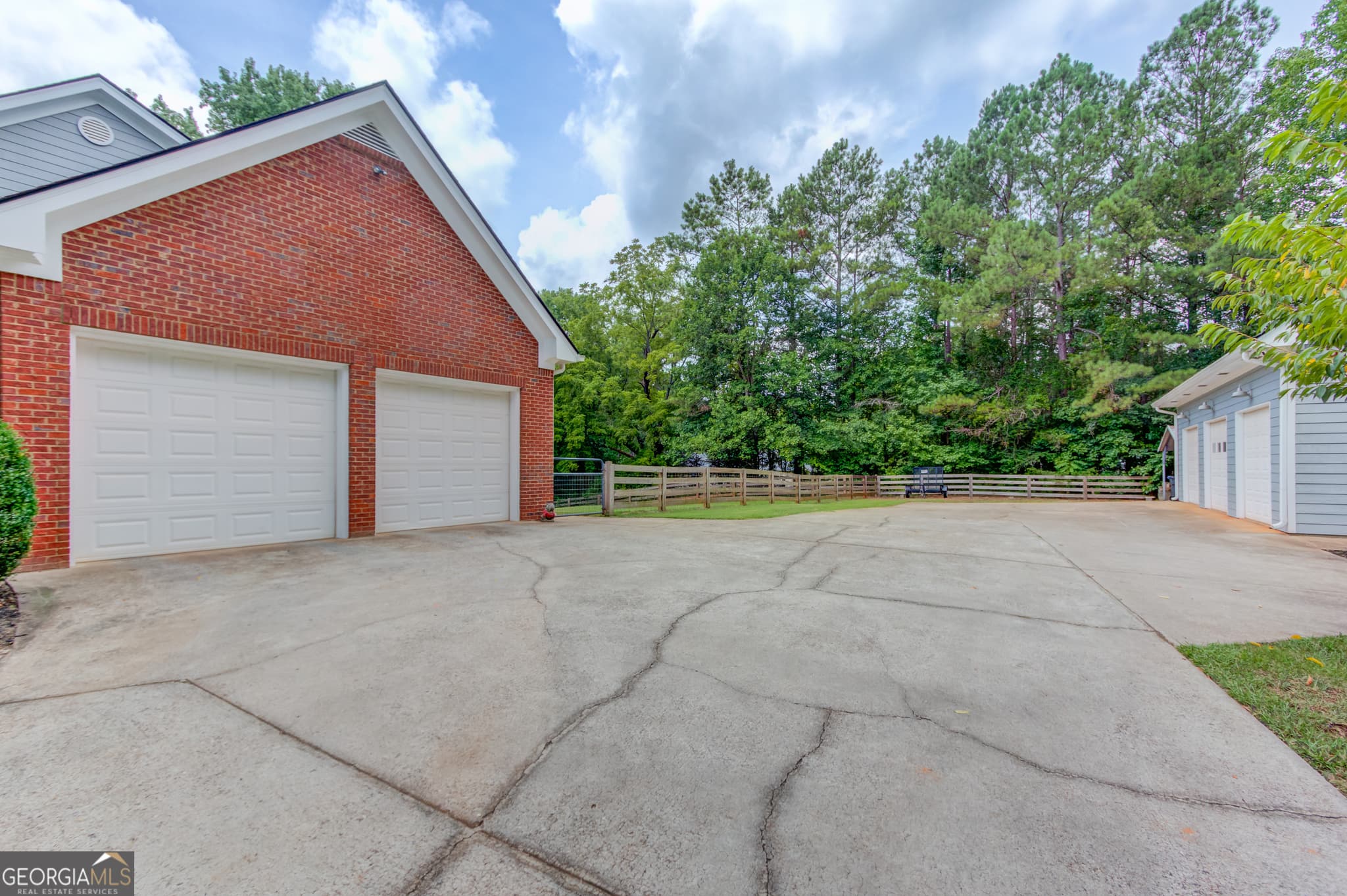 6 bedroom, 4.5 bathroom single family residence for sale at 185 Woodland Terrace, Jefferson, GA 30549 — photo 4